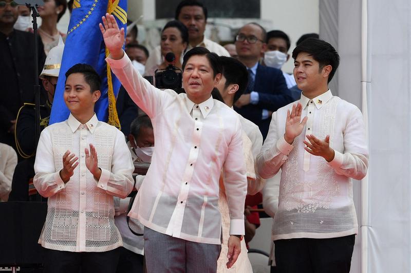 Ferdinand Marcos Jr. alaturi de cei doi fii ai sai, Foto: Ted Aljibe / AFP / Profimedia Images