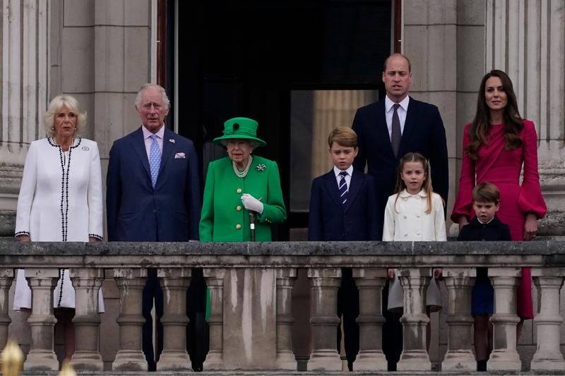 Regina Elisabeta a II-a, la balconul Palatului Buckingham, alături de membrii casei regale britanice, Foto: Alberto Pezzali / AP - The Associated Press / Profimedia