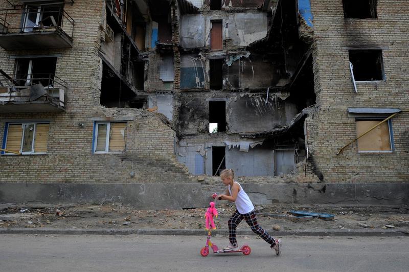 Război în Ucraina: clădire rezidențială distrusă în localitatea Horenka, din regiunea Kiev, Foto: Sergei CHUZAVKOV / AFP / Profimedia