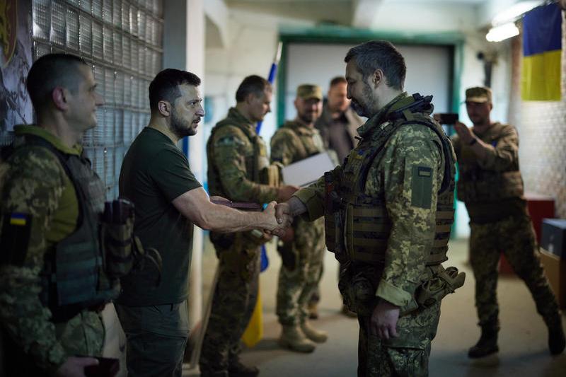 Volodimir Zelenski a vizitat trupele de pe linia frontului din Zaporojie, Foto: president.gov.ua