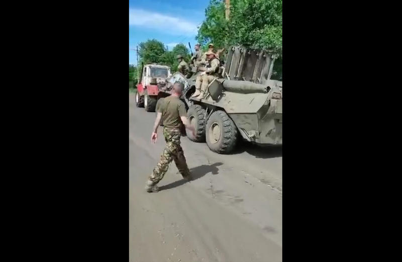 Vehicul blindat rusesc tractat de un tractor ucrainean, Foto: Captura video