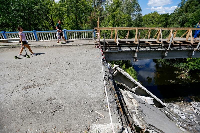 Localnici din Malin folosesc un pod bombardat de rusi pentru a traversa un rau , Foto: Ruslan Kaniuka / UkrInform / Profimedia Images