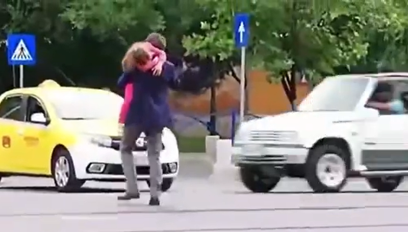 Nicusor Dan traverseaza neregulamentar strada cu fetita in brate, Foto: Captura video