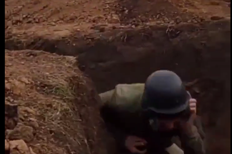 soldat adapostindu-se in transeu, Foto: Captura video