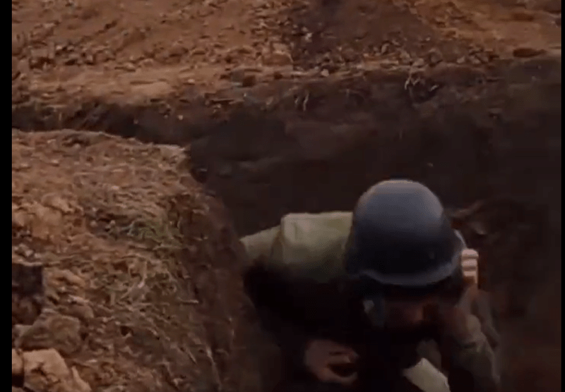 soldat adapostindu-se in transeu, Foto: Captura video