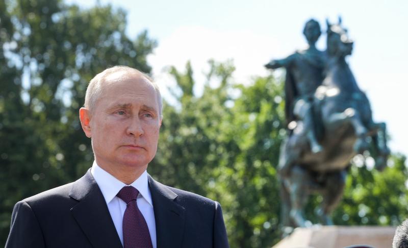Vladimir Putin, cu statuia țarului Petru cel Mare în spate, Foto: Alexei Druzhinin / AP - The Associated Press / Profimedia