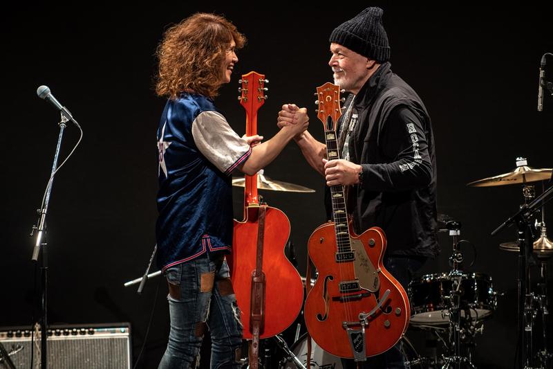 William Long l-a ajutat pe rockerul canadian Randy Bachman să își recupereze chitara furată la un concert din Toronto în urmă cu 46 de ani, Foto: Philip FONG / AFP / Profimedia