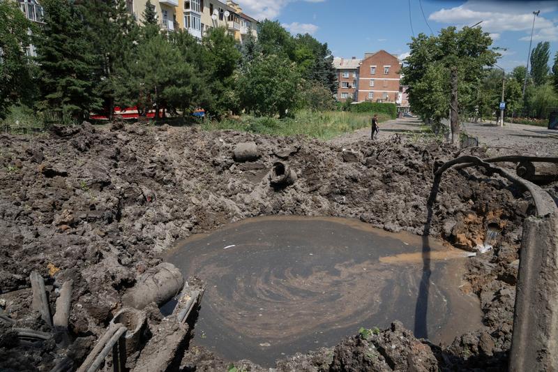 Un crater uriaș provocat de un atac cu rachete rusești în centrul orașului Bakhmut din regiunea Donețk, Foto: Efrem Lukatsky / AP / Profimedia