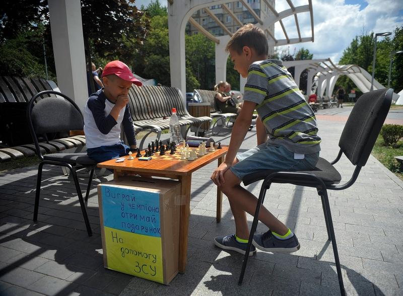 Artem Kucher, un băiețel de cinci ani joacă șah pentru a strânge bani pentru a cumpăra un tanc pentru armata ucraineană, Foto: Ukrinform / Shutterstock Editorial / Profimedia