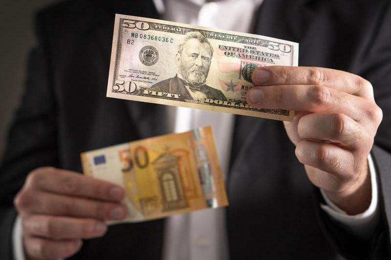 Euro se depreciază tot mai mult în raport cu dolarul, Foto: DreamsTime