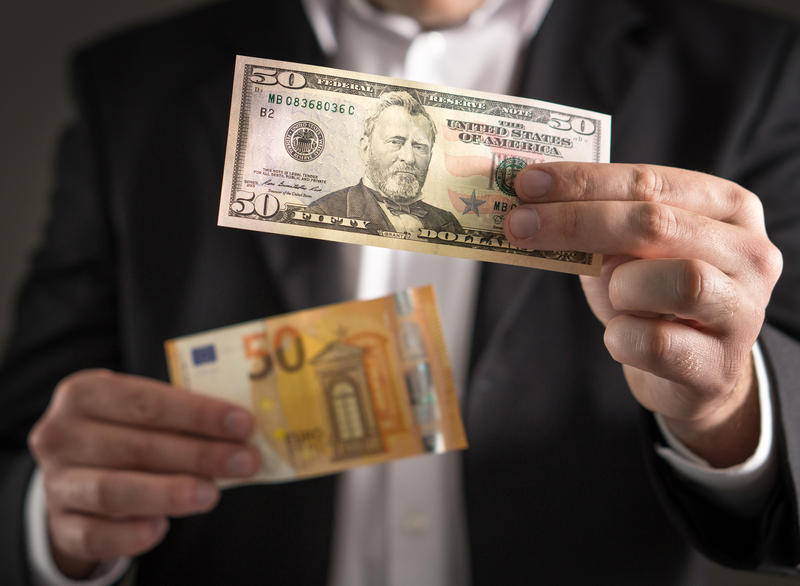 Euro se depreciază tot mai mult în raport cu dolarul, Foto: DreamsTime