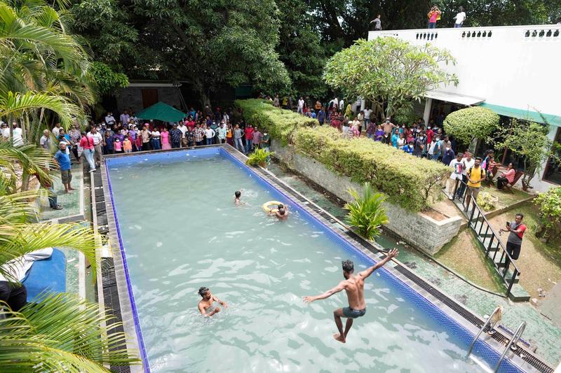 Protestatarii din Sri Lanka se scalda in piscina prezidentiala pe care au ocupat-o, Foto: AP / AP - The Associated Press / Profimedia