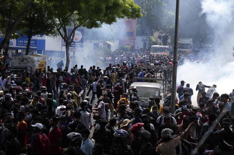 Poliția a folosit gaze lacrimogene în timp ce protestatarii au luat cu asalt incinta biroului premierului Ranil Wickremesinghe, cerându-i acestuia să demisioneze, Foto: Rafiq Maqbool / AP / Profimedia