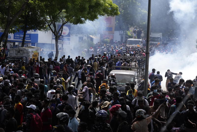 Poliția a folosit gaze lacrimogene în timp ce protestatarii au luat cu asalt incinta biroului premierului Ranil Wickremesinghe, cerându-i acestuia să demisioneze, Foto: Rafiq Maqbool / AP / Profimedia
