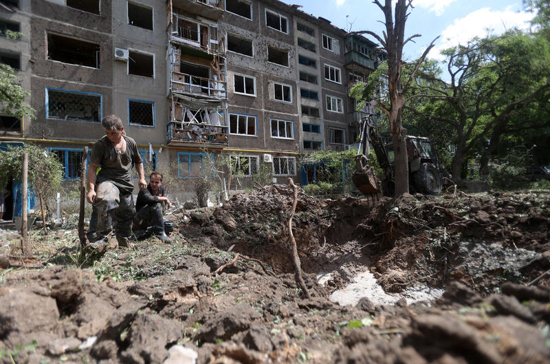 Crater in Donetk dupa o lovitura de racheta, Foto: Anatolii Stepanov / AFP / Profimedia