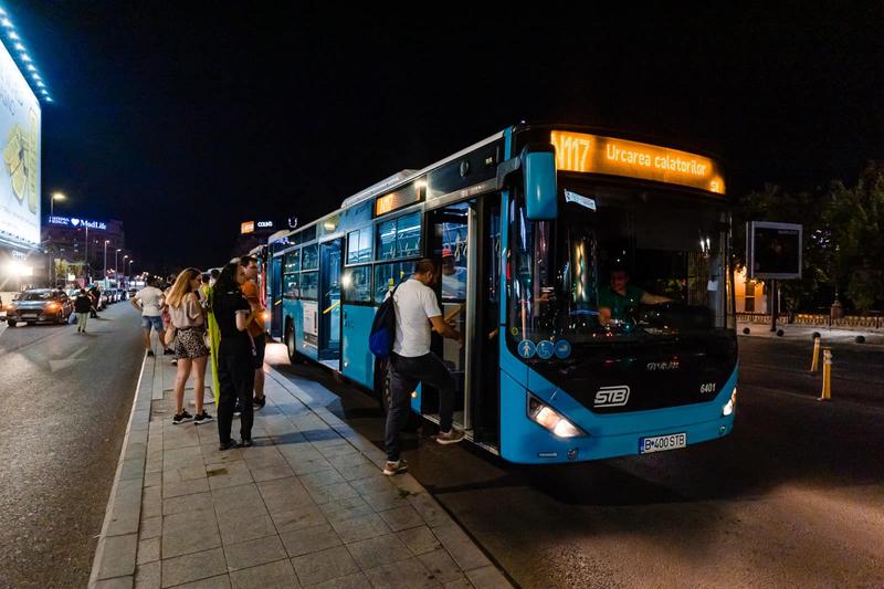 Autobuz de noapte in Piata Unirii, Foto: Facebook - Nicusor Dan