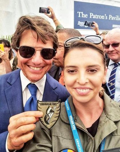 Căpitanul Claudia Pop şi actorul Tom Cruise, Foto: Facebook/MApN