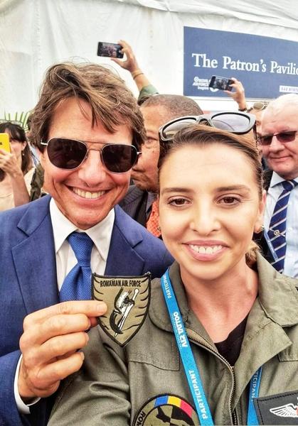 Căpitanul Claudia Pop şi actorul Tom Cruise, Foto: Facebook/MApN