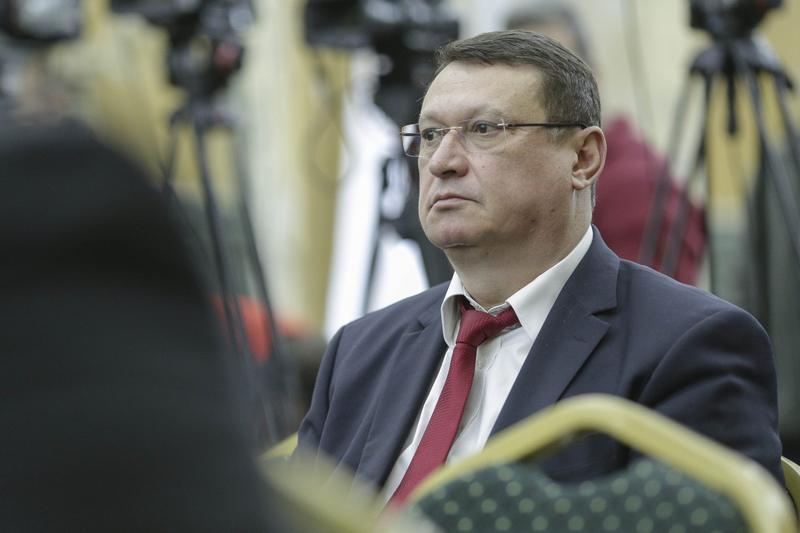 El e bugetarul cu 1.000.000 de lei pe card. Dumitru Chiriță, șeful ANRE, are salariu de 11.800 de euro pe lună și o mașină ”made in URSS”, Foto: fanatik.ro