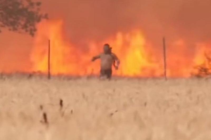 Un spaniol fuge din calea incendiului de vegetație , Foto: Captura