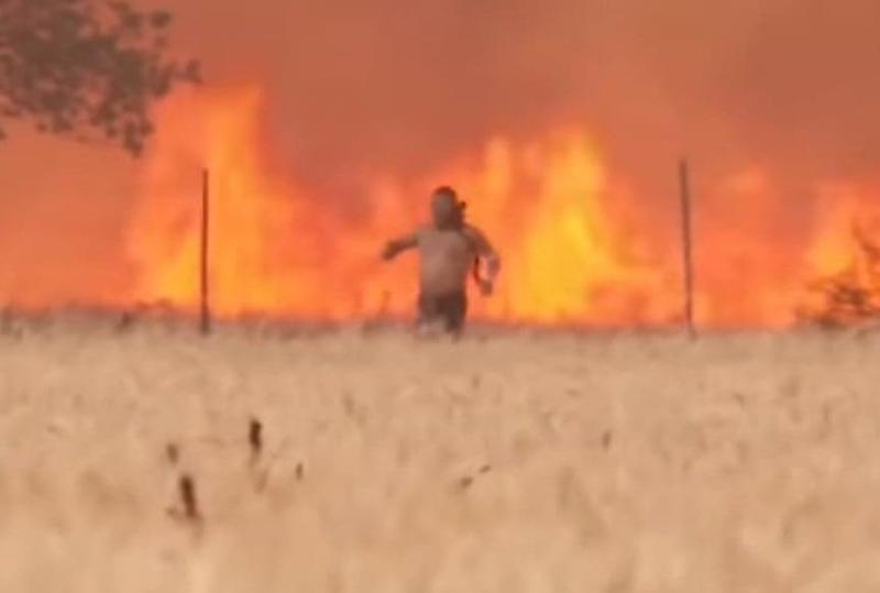 Un spaniol fuge din calea incendiului de vegetație , Foto: Captura