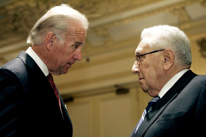 Joe Biden si Henry Kissinger, Foto: Matt Rourke / Associated Press / Profimedia Images