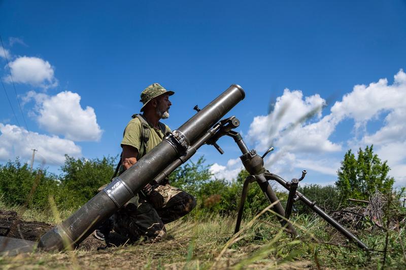 Soldat ucrainean cu un mortier pe frontul de est din Ucraina, Foto: Evgeniy Maloletka / AP - The Associated Press / Profimedia