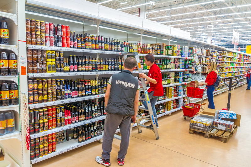 Raion de băuturi la un supertmarket din Samara, Rusia, Foto: DreamsTime