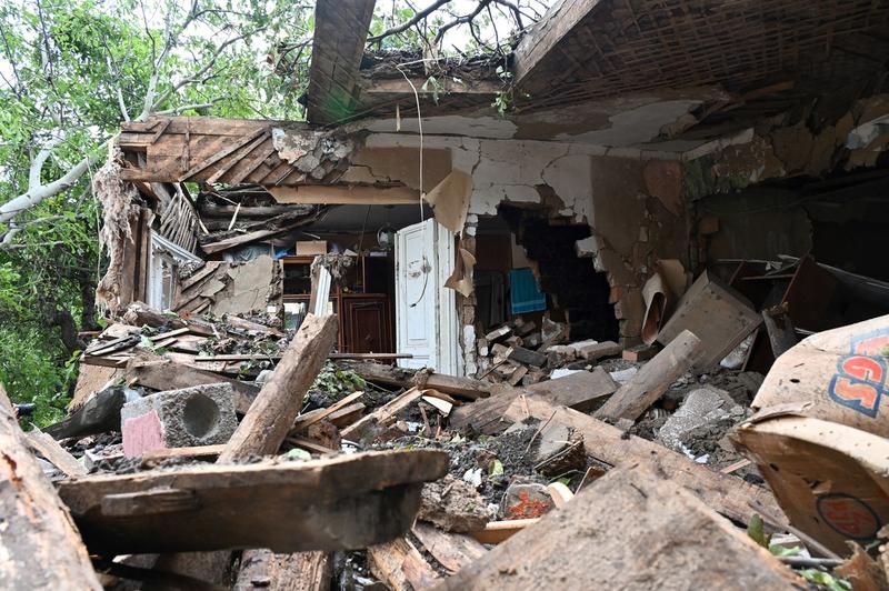 Război în Ucraina: Casă distrusă de bombardamente în Chuhuiv, Foto: SERGEY BOBOK / AFP / Profimedia