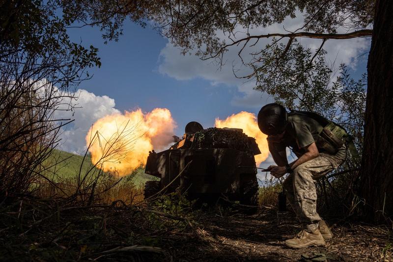 Ucrainenii trag cu un obuzier autopropulsat - Război în Ucraina, Foto: Evgeniy Maloletka / AP - The Associated Press / Profimedia