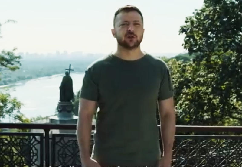 Volodimir Zelenski cu statuia lui Vladimir cel Mare in fundal, Foto: Captura video