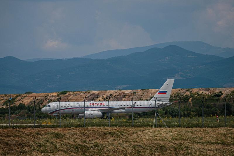 Un avion rusesc i-a preluat pe diplomații expulzați din Bulgaria, Foto: Dimitar DILKOFF / AFP / Profimedia