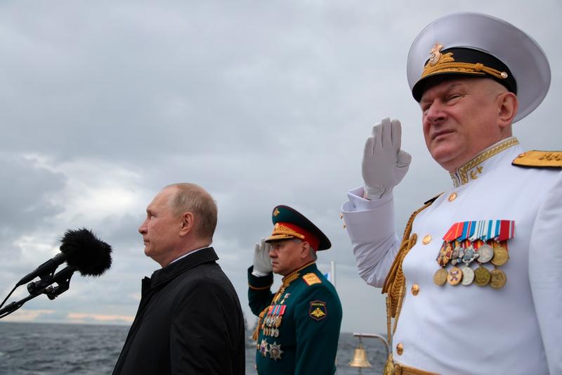 Președintele rus Vladimir Putin, ministrul rus al apărării Serghei Șoigu și comandantul-șef al marinei ruse, amiralul Nikolai Evmenov, Foto: Mikhail Klimentyev / AP / Profimedia