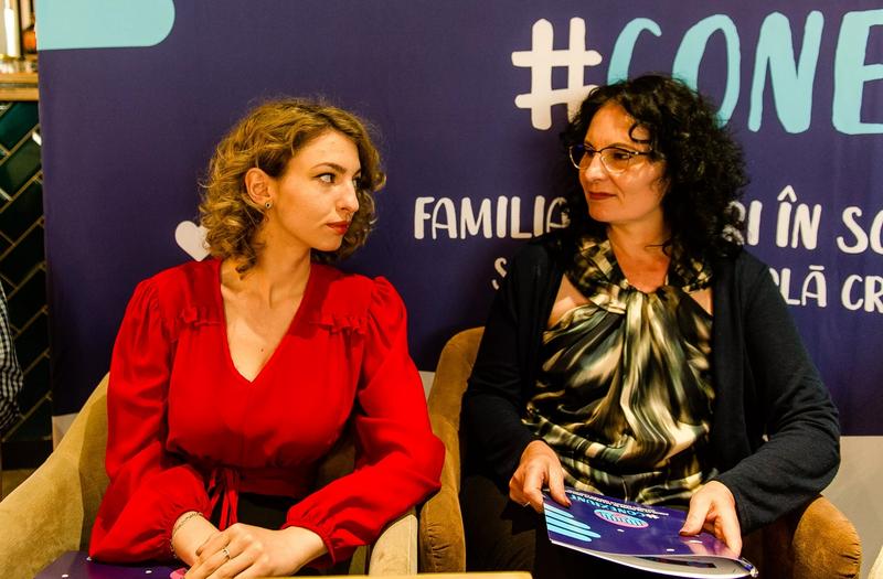 Irina, pacientă cu scleroză multiplă, și mama ei, Foto: Dragoș Ciolac