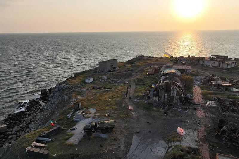 Steagul Ucrainei, reinstalat pe Insula Şerpilor, Foto: Zgard Special Unit/State Border / INSTAR Images / Profimedia