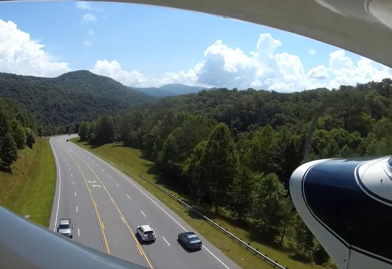 Aterizare de urgență a unui avion pe o autostradă din Carolina de Nord, Foto: Captura video