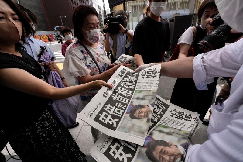 Vestea asasinarii lui Shinzo Abe a provocat un val de durere in Japonia, Foto: Eugene Hoshiko / Associated Press / Profimedia Images