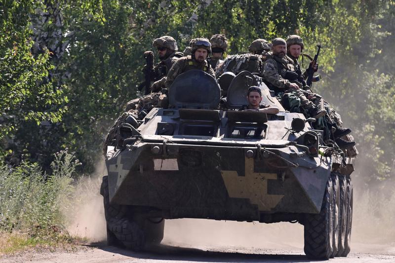 Militari ucraineni pe un blindat pe un drum din Siversk, regiunea Donetk, Foto: MIGUEL MEDINA / AFP / Profimedia