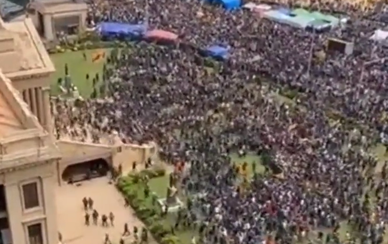 Proteste uriase in Sri Lanka unde oamenii au luat cu asalt reședința președintelui, Foto: Captura video