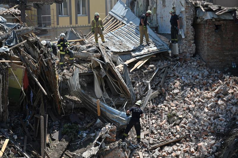 O racheta ruseasca a distrus o cladire de apartamente din Harkiv, Foto: Sergey BOBOK / AFP / Profimedia Images