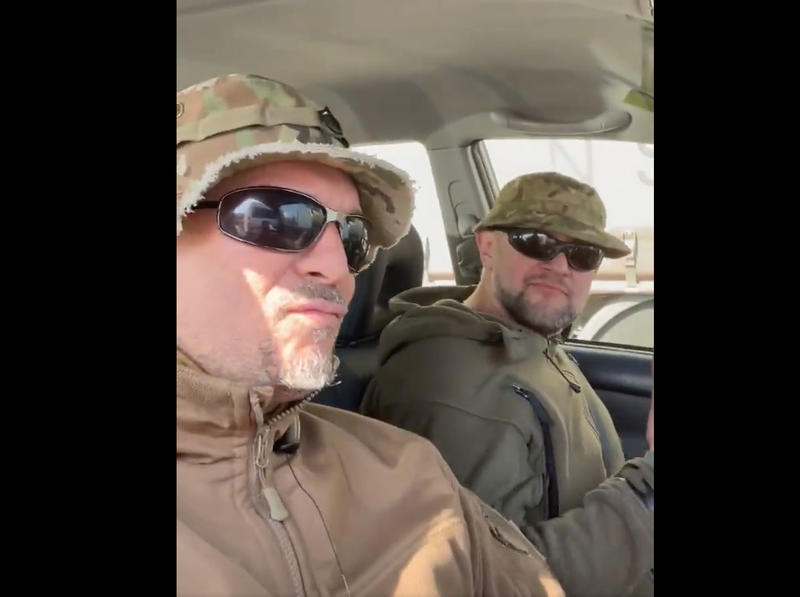 James Vasquez (stanga) alaturi de un alt militar ce lupta impotriva rusilor in Ucraina, Foto: Captura video