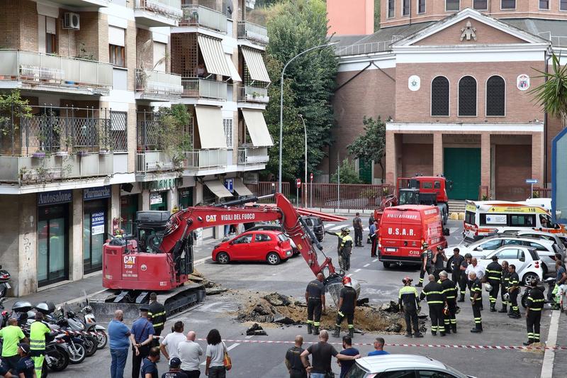 Operațiune de salvare de proporții la Roma, după ce patru hoți au fost blocați în tunelul pe care îl săpau ca să ajungă la o bancă, Foto: Profimedia Images