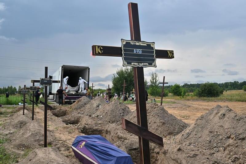 Război în Ucraina: Civili neidentificați, înmormântați într-un cimitir din Bucha, regiunea Kiev, Foto: Sergei Supinsky / AFP / Profimedia Images