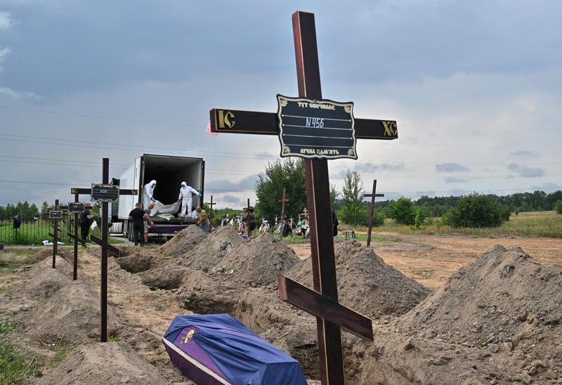 Război în Ucraina: Civili neidentificați, înmormântați într-un cimitir din Bucha, regiunea Kiev, Foto: Sergei Supinsky / AFP / Profimedia Images