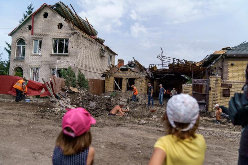 Război în Ucraina: urmările unei lovituri cu rachetă în orașul Kramatorsk din regiunea Donețk, Foto: David Goldman / AP - The Associated Press / Profimedia