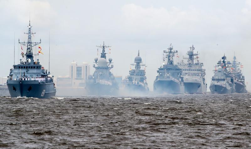 Nave de război rusești, la parada militară navală de la Sankt Petersburg, în apele Golfului Finlandei, Foto: Alexander Demianchuk / TASS / Profimedia