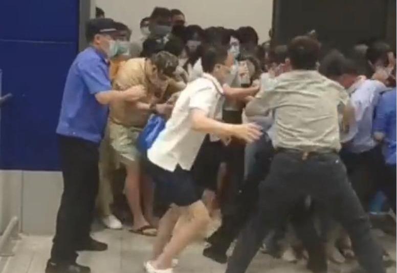 Busculada la un magazin din Shanghai, Foto: Captura