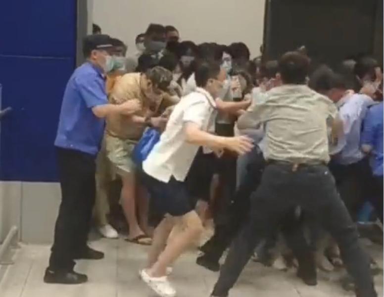 Busculada la un magazin din Shanghai, Foto: Captura