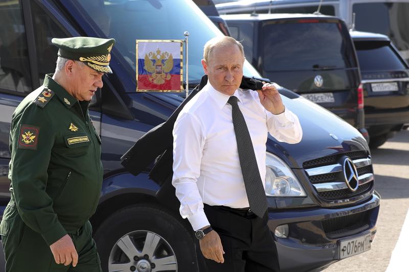 Preşedintele rus Vladimir Puin şi ministrul rus al apărării Serghei Şoigu la forumul Army 2022, Foto: Mikhail Klimentyev / AP / Profimedia