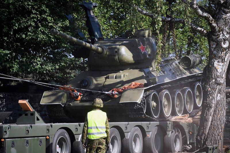 Un tanc sovietic T-34 instalat este îndepărtat de pe piedestalul în Narva, Estonia, Foto: Sergei Stepanov / AP / Profimedia